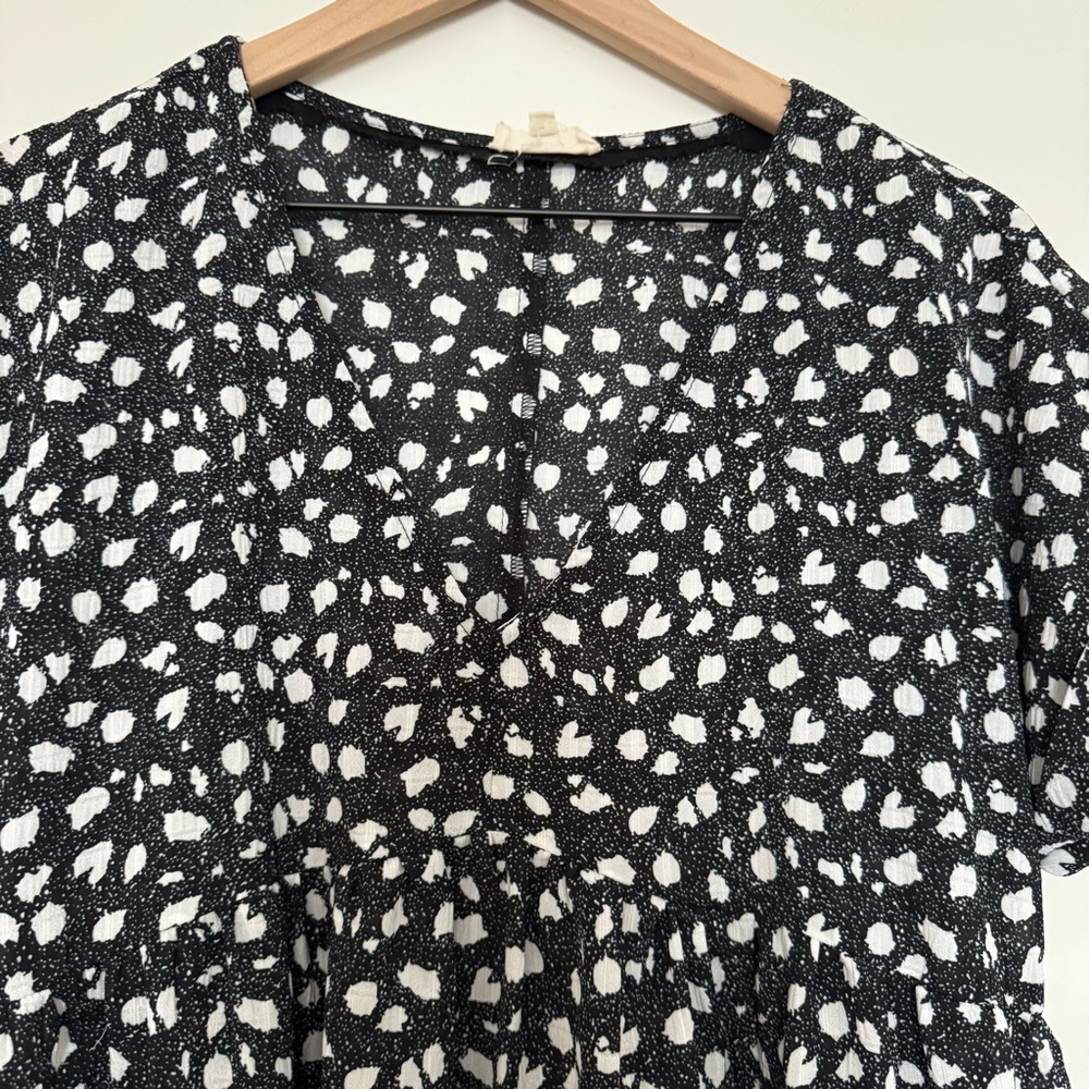 Black and white light weight v neck dress - Picture 8 of 14